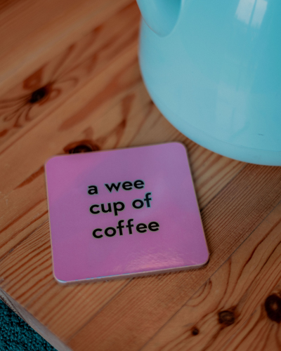 Una pequeña taza de café posavasos