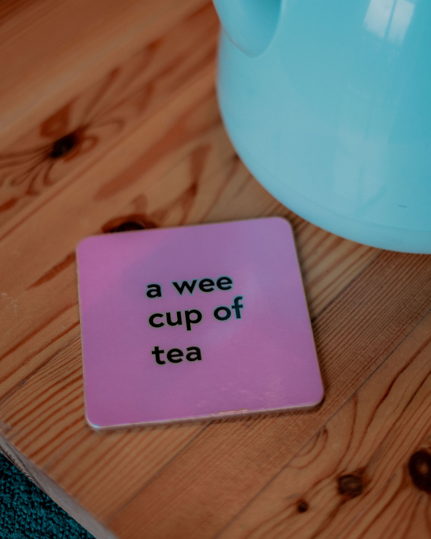 Una pequeña taza de posavasos de té